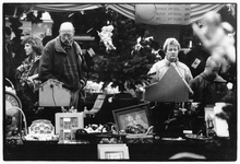 351258 Afbeelding van het winkelende publiek tijdens een kerstshow in een tuincentrum te Utrecht.